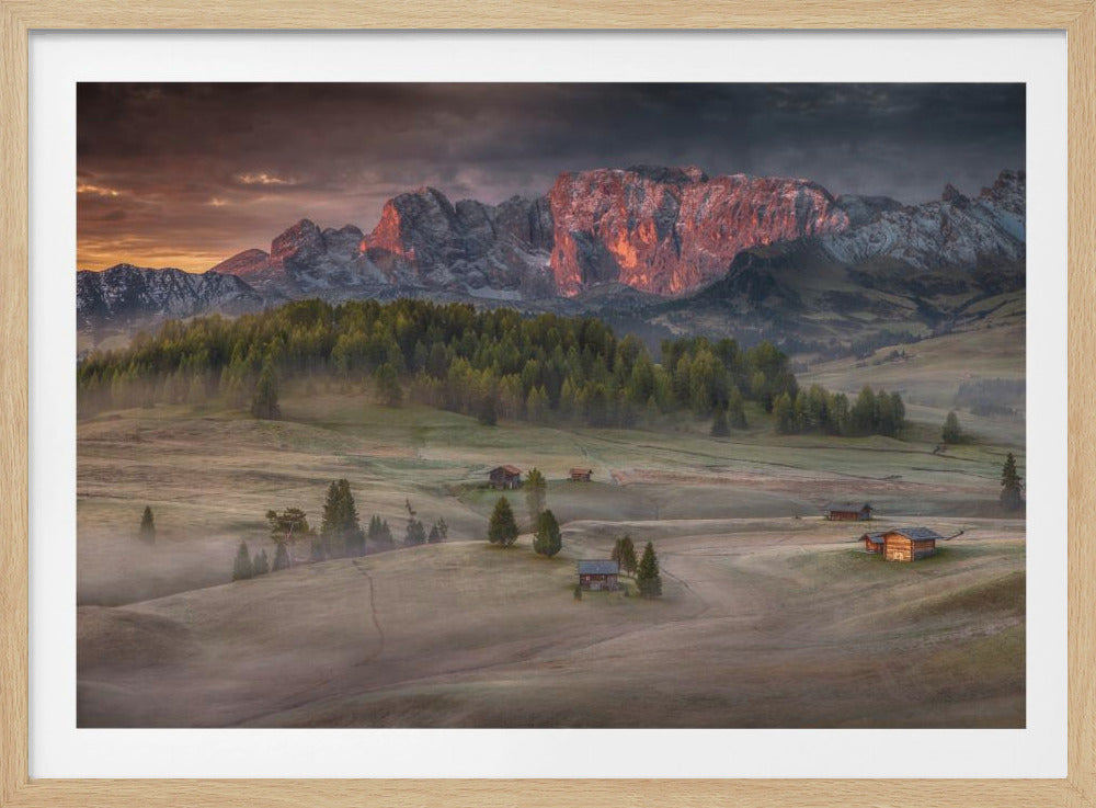 Brennende Berge über dem gefrorenen Tal | Poster