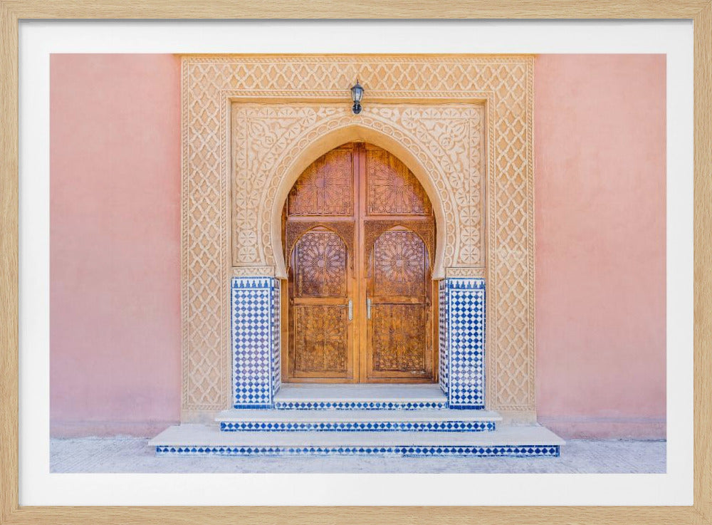 Braune Tür, blaue Fliesen, rosa Wand in Marokko | Poster