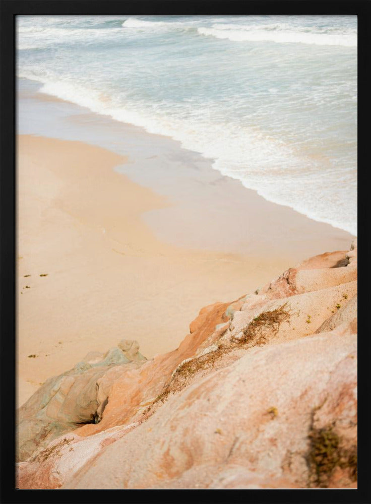 Sandstrand trifft auf felsige Klippen | Poster