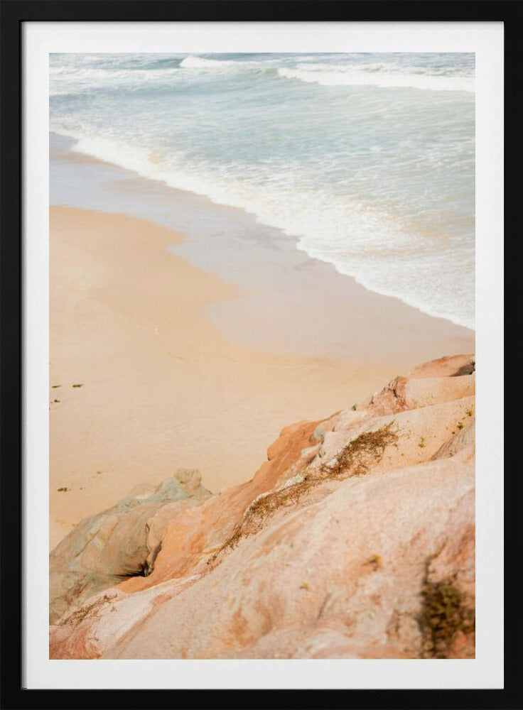 Sandstrand trifft auf felsige Klippen | Poster