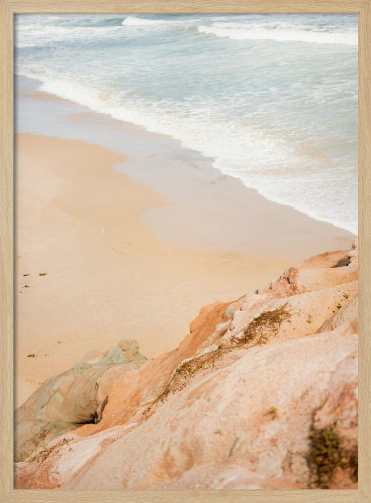 Sandstrand trifft auf felsige Klippen | Poster