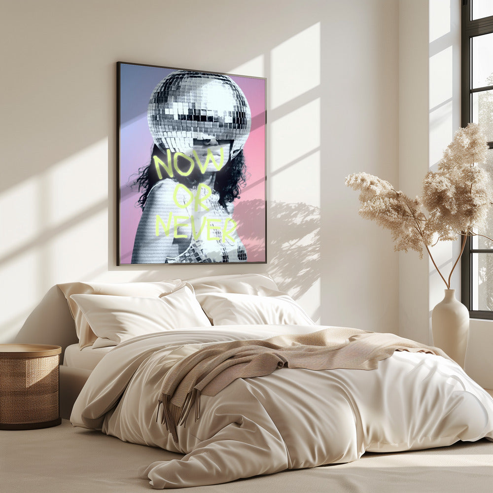 Frau mit Discokugel-Helm | Poster