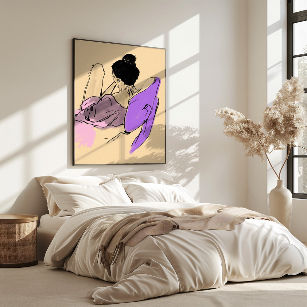 Liegende Frau in fließenden Lila- und Rosatönen | Poster