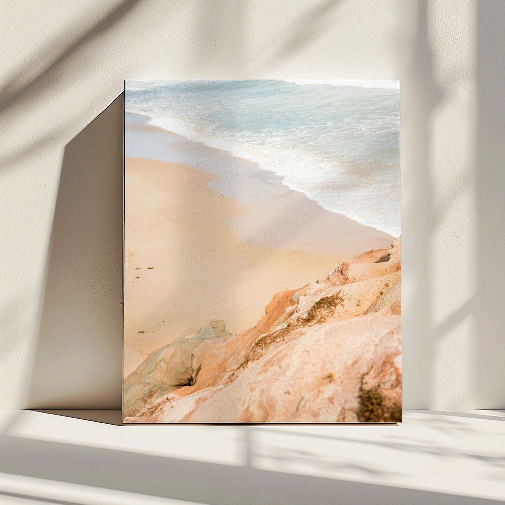 Sandstrand trifft auf felsige Klippen | Leinwand