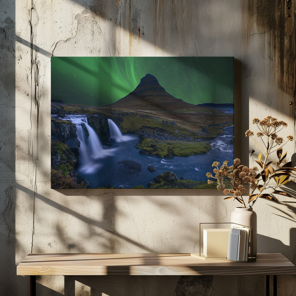 Kirkjufell... Unter einem borealen grünen Himmel | Leinwand