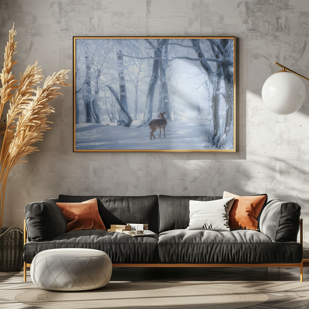 Der Sikahirsch im verschneiten Wald | Poster