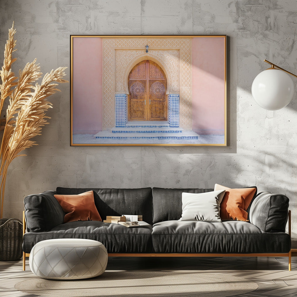 Braune Tür, blaue Fliesen, rosa Wand in Marokko | Poster