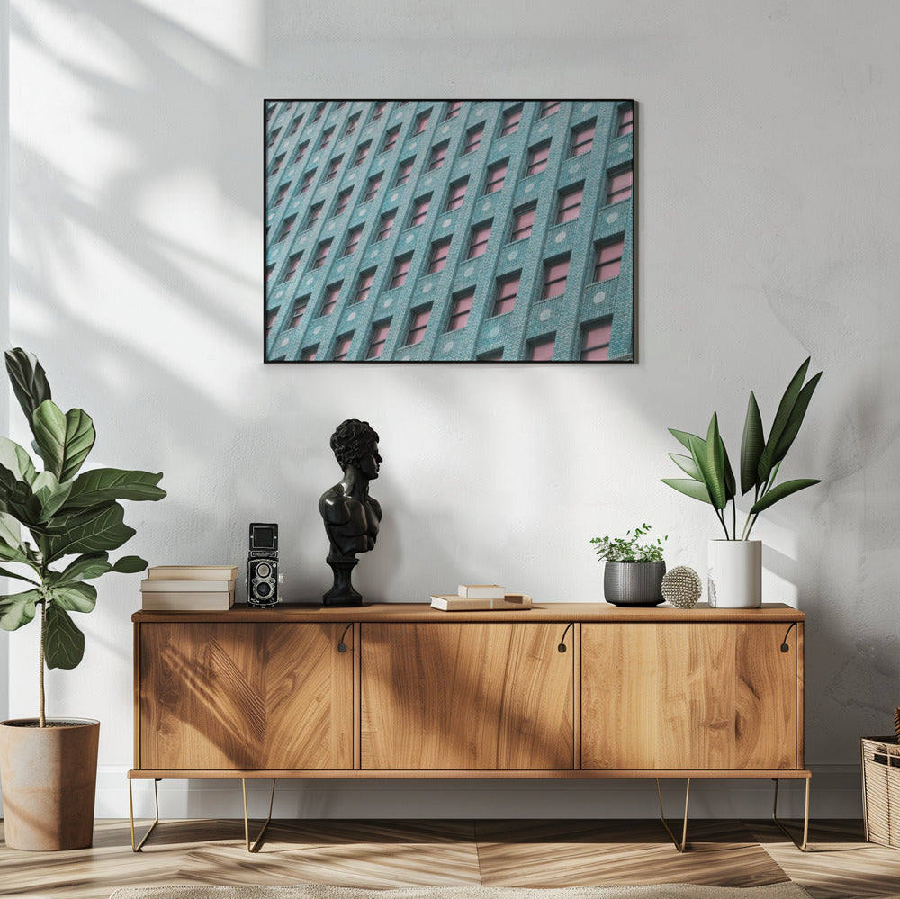 Backsteingebäude mit rosa Fenstern | Poster