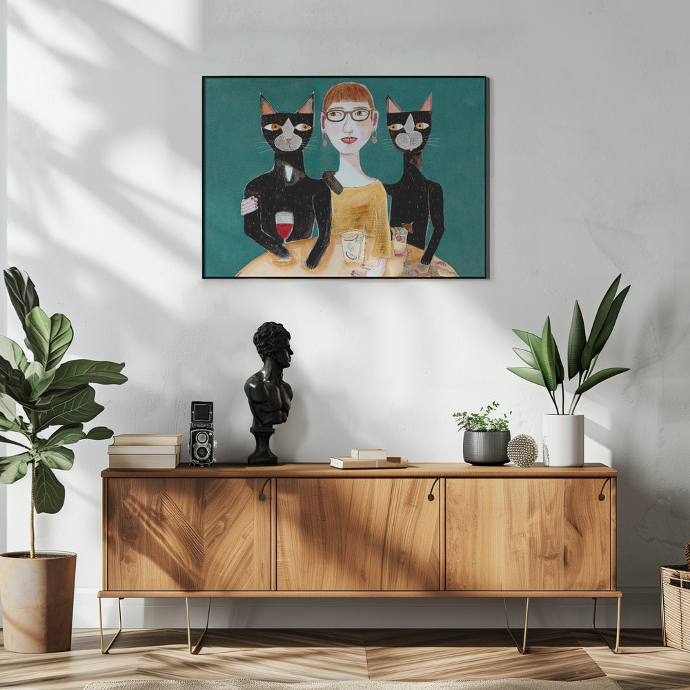 Dame mit ihren zwei schwarzen Katzen beim Trinken | Poster