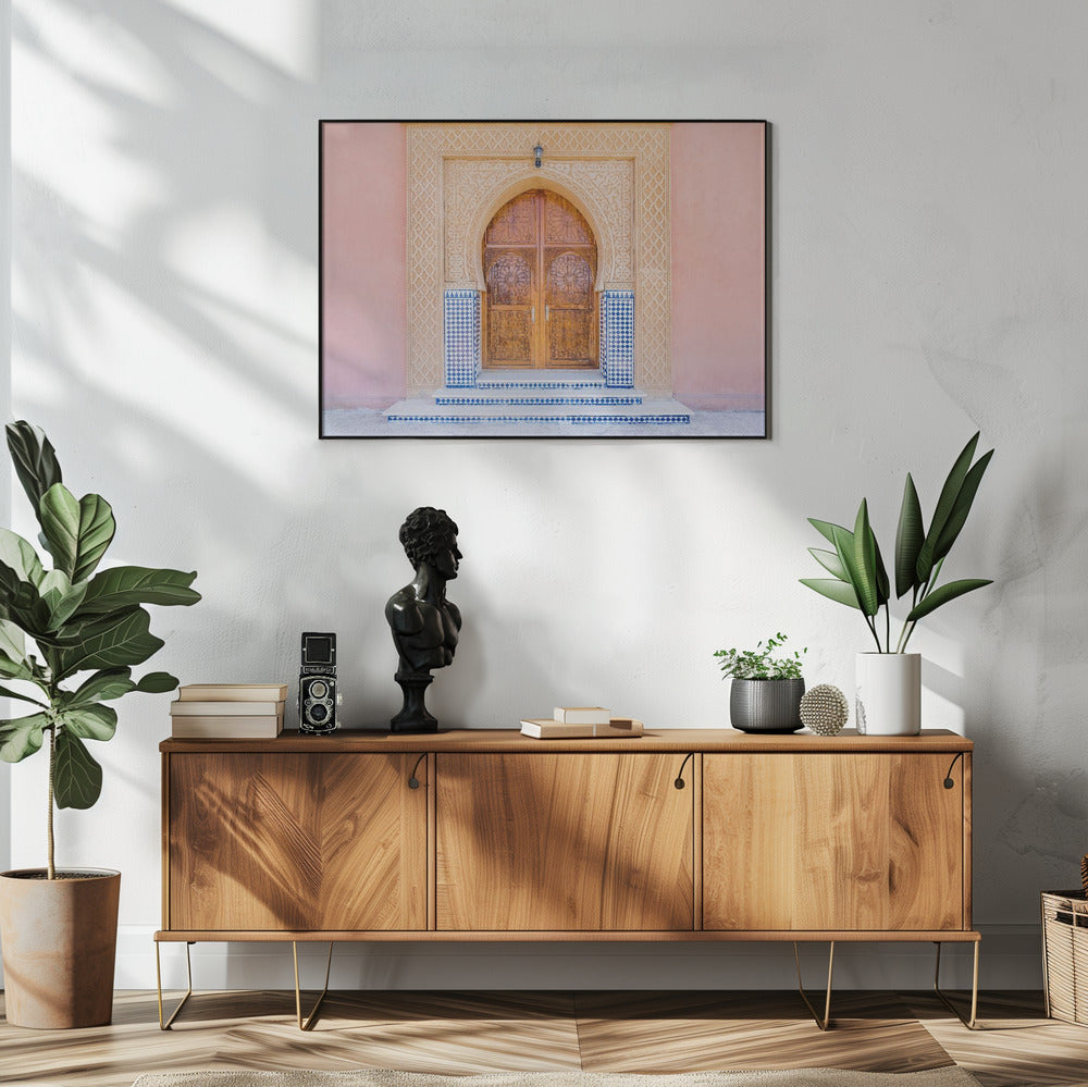 Braune Tür, blaue Fliesen, rosa Wand in Marokko | Poster