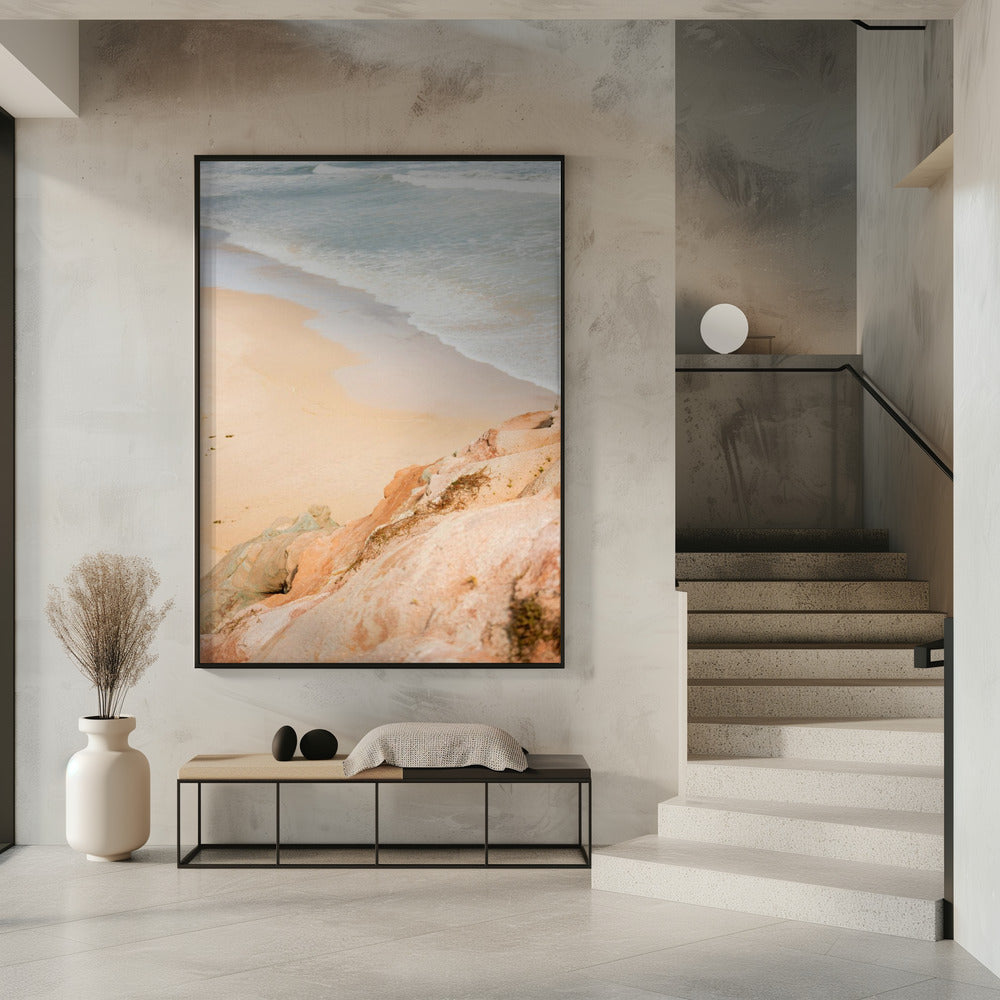 Sandstrand trifft auf felsige Klippen | Poster