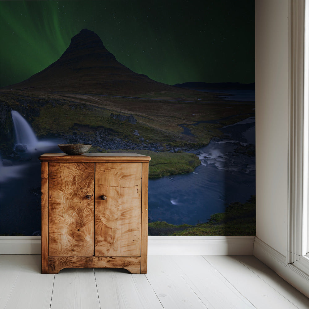 Kirkjufell... Unter einem borealen grünen Himmel | Tapete