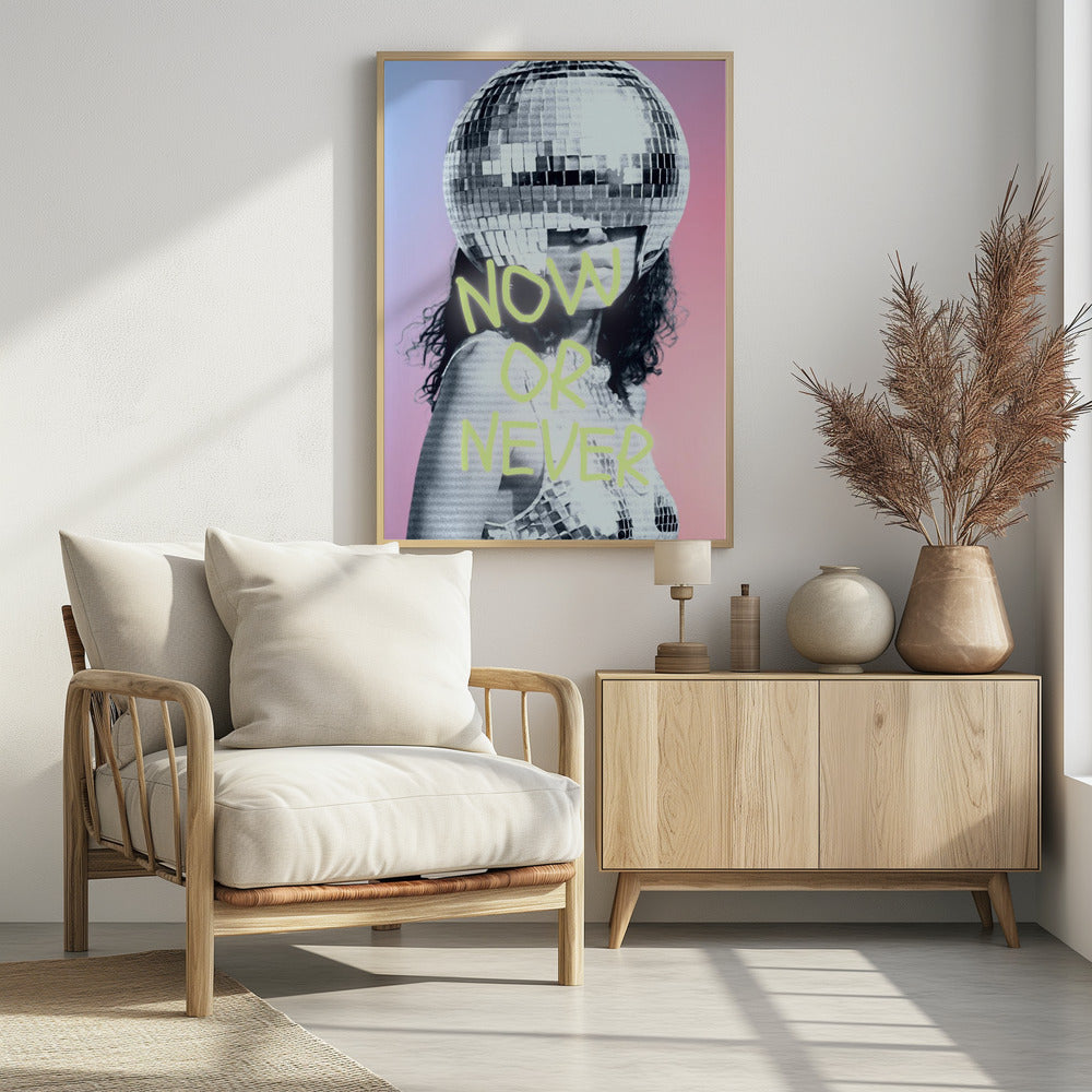 Frau mit Discokugel-Helm | Poster
