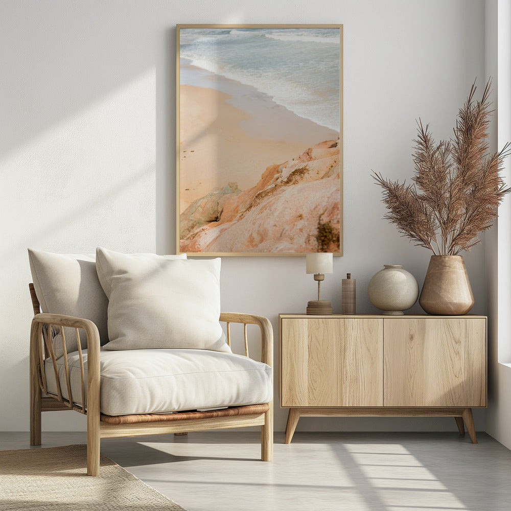 Sandstrand trifft auf felsige Klippen | Poster