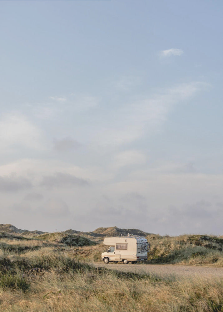 Wohnwagen in den Dünen | Poster