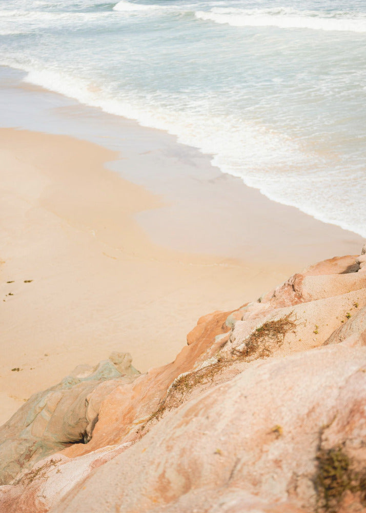 Sandstrand trifft auf felsige Klippen | Leinwand