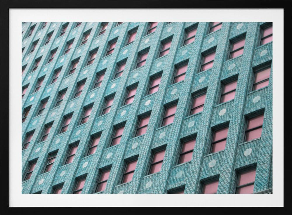 Backsteingebäude mit rosa Fenstern | Poster