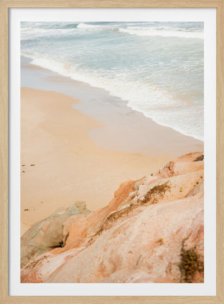 Sandstrand trifft auf felsige Klippen | Poster