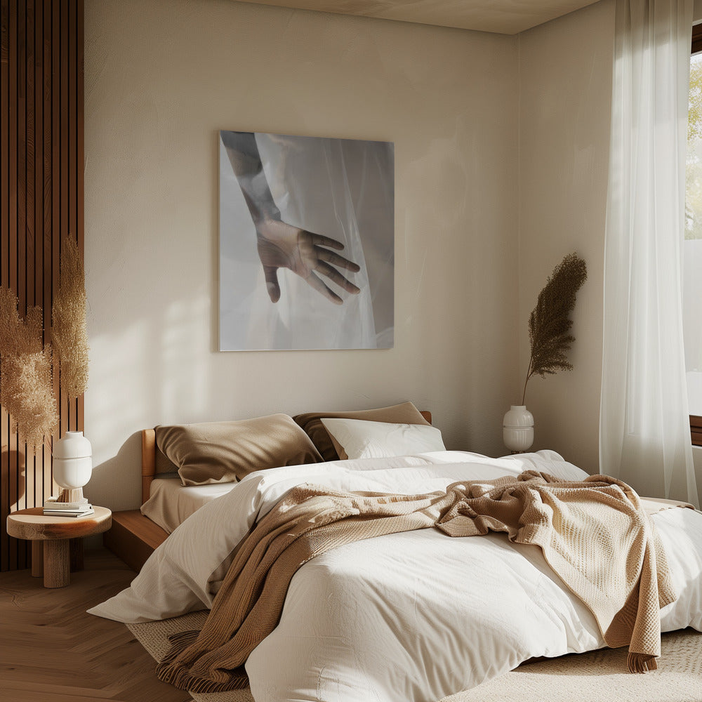 Hand durch transparente Leinwand