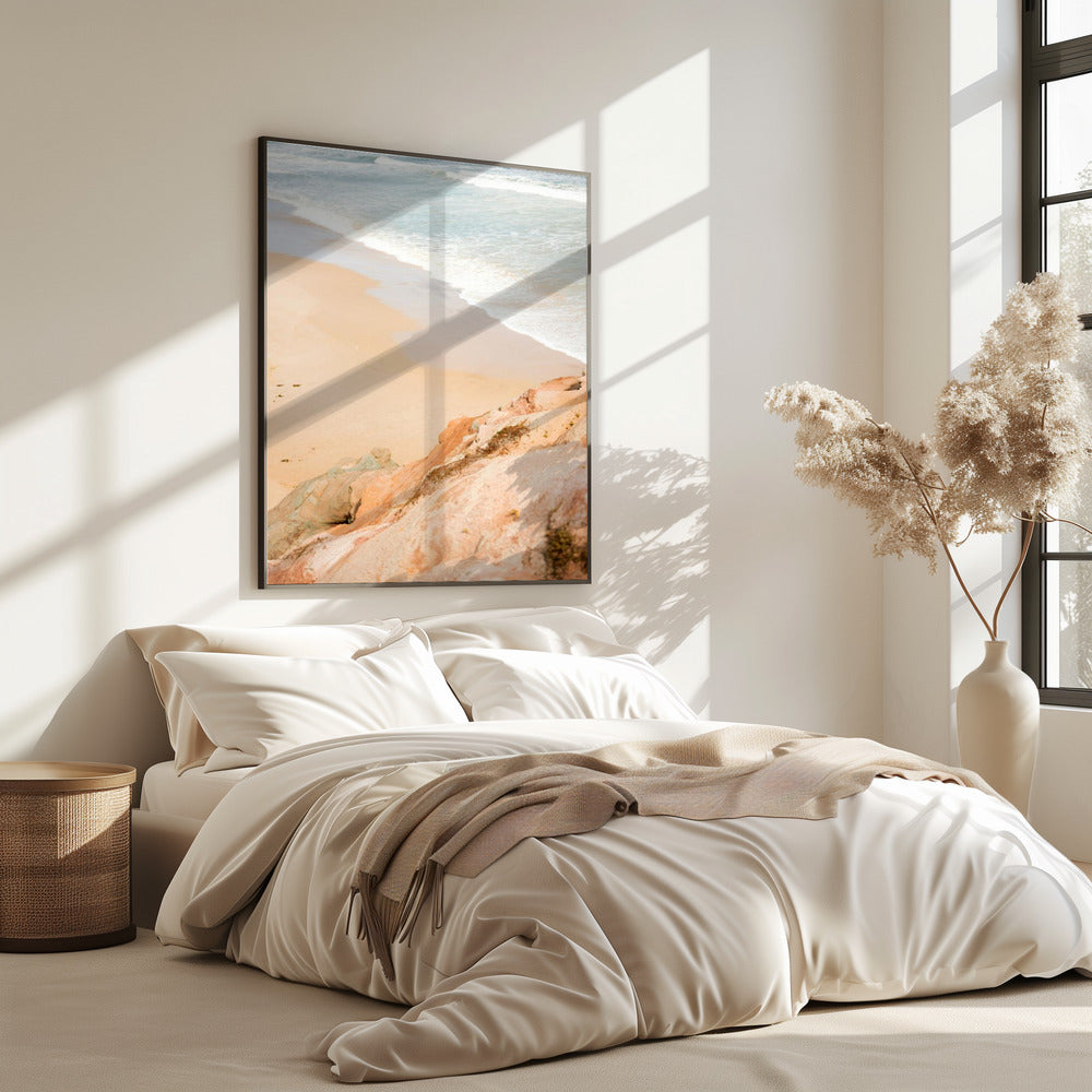 Sandstrand trifft auf felsige Klippen | Poster