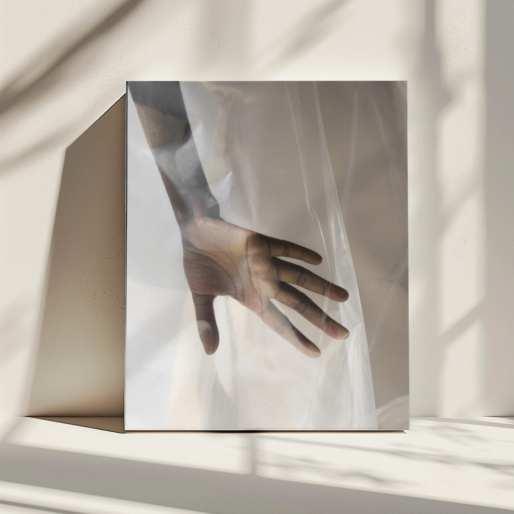 Hand durch transparente Leinwand