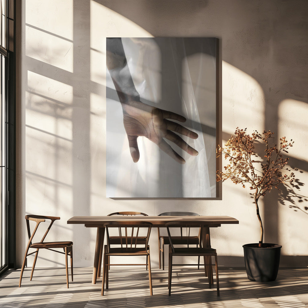 Hand durch transparente Leinwand