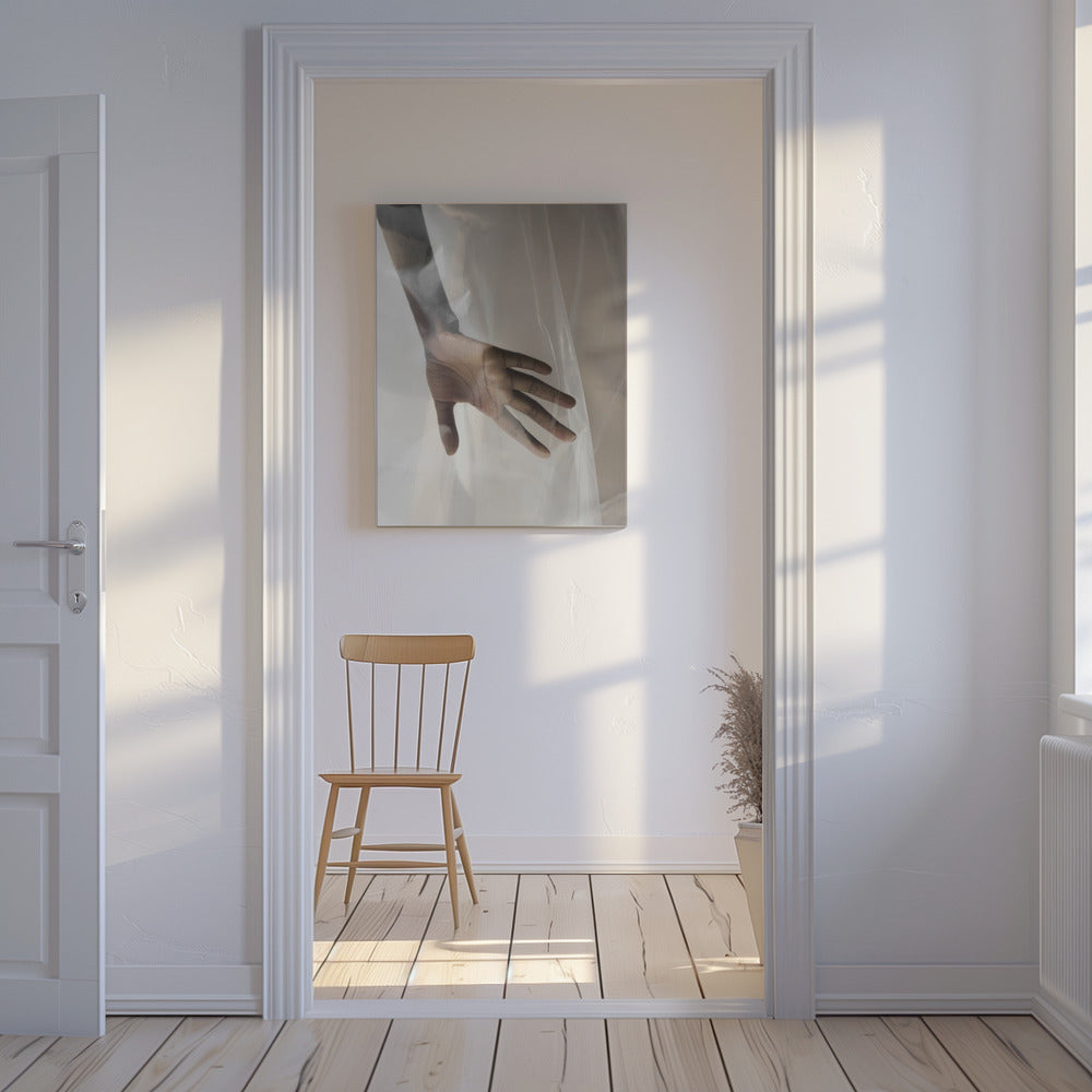 Hand durch transparente Leinwand
