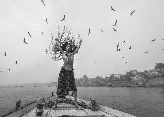 Naga Sadhu posiert auf einem Boot in Varanasi | Hintergrundbild
