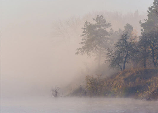 Nebliger Herbstmorgen am Fluss | Hintergrundbild