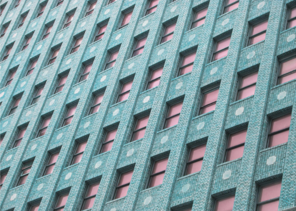 Backsteingebäude mit rosa Fenstern | Poster