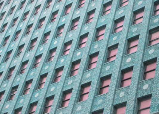 Backsteingebäude mit rosa Fenstern | Poster