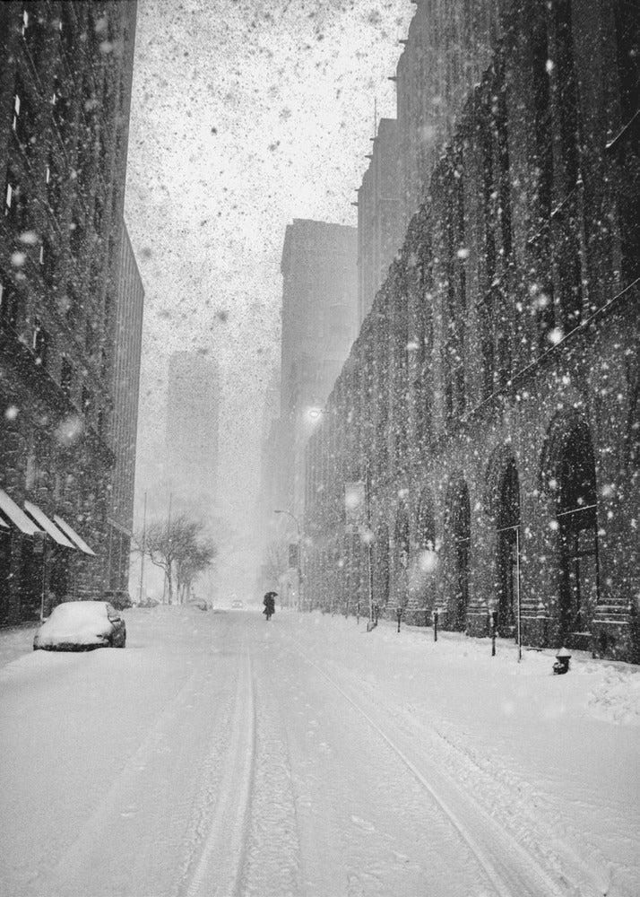New York Walker im Schneesturm | Poster