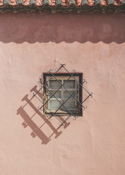 Rustikale rosa Wand mit Vintage-Fenster | Poster