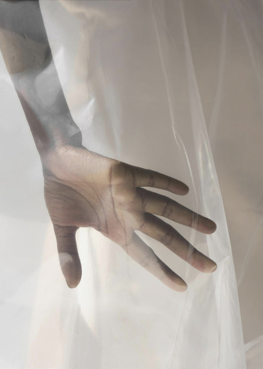 Hand durch transparente Leinwand