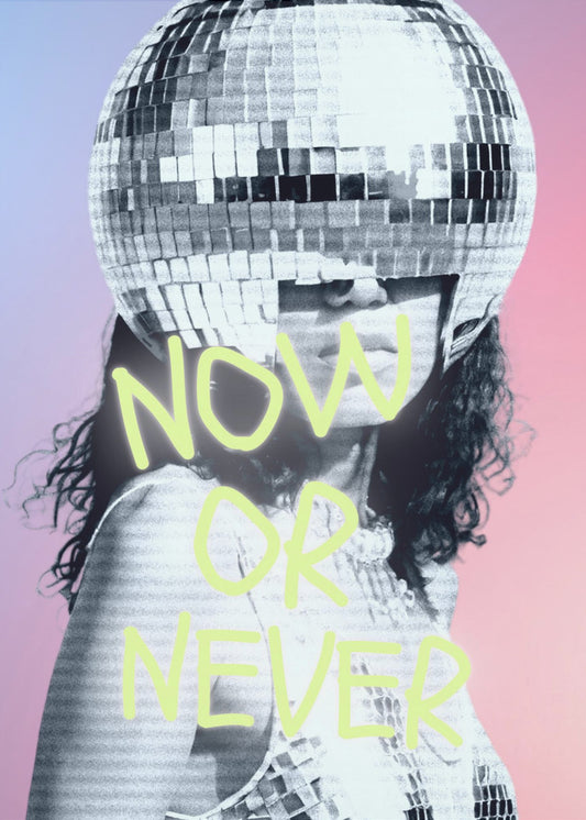 Frau mit Discokugel-Helm | Poster