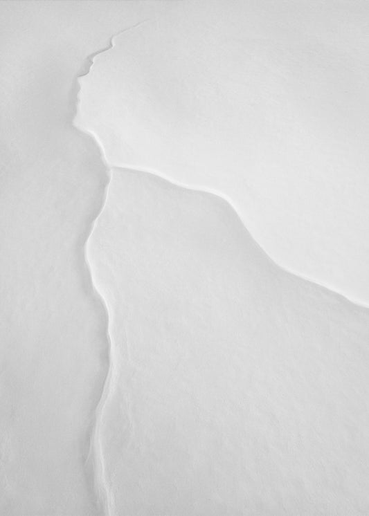 Hübsche Frau mit weißem Schal im Wind | Leinwand